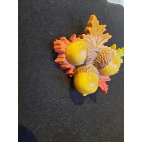 Vintage Plastic Acorn with Oak Leave Pin, Brooch, Fall Pin - Picture 4 of 8